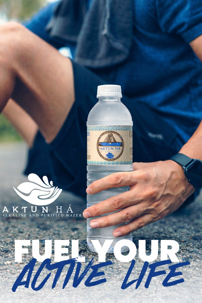Deportista hidratado con agua Aktún Há